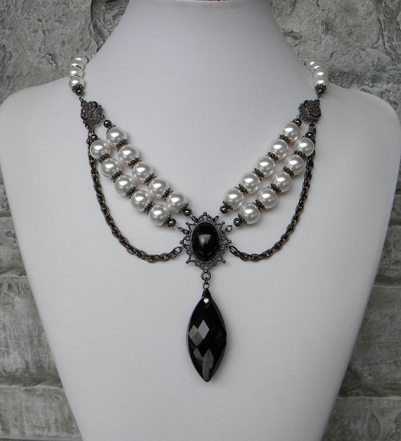 Pearl Elegance In Black And White Necklace